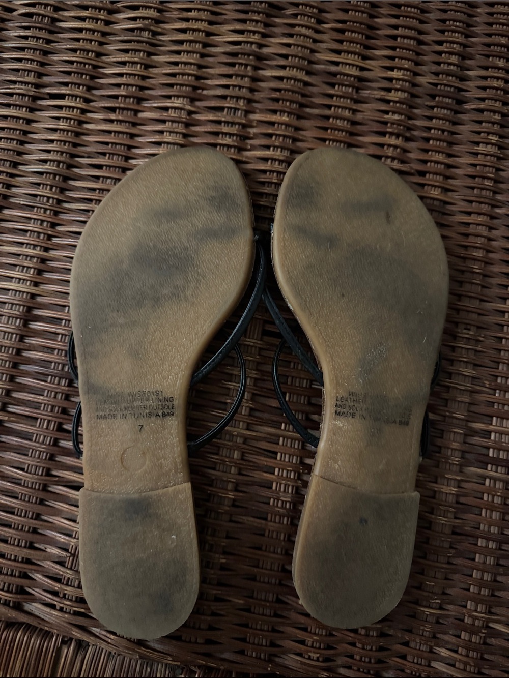 Steve Madden Black Strappy Flat Sandals with Tan Footbed - Picture 4 of 4
